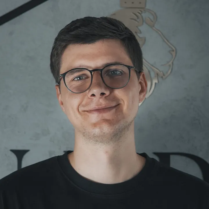 Hubert, Właściciel / barber