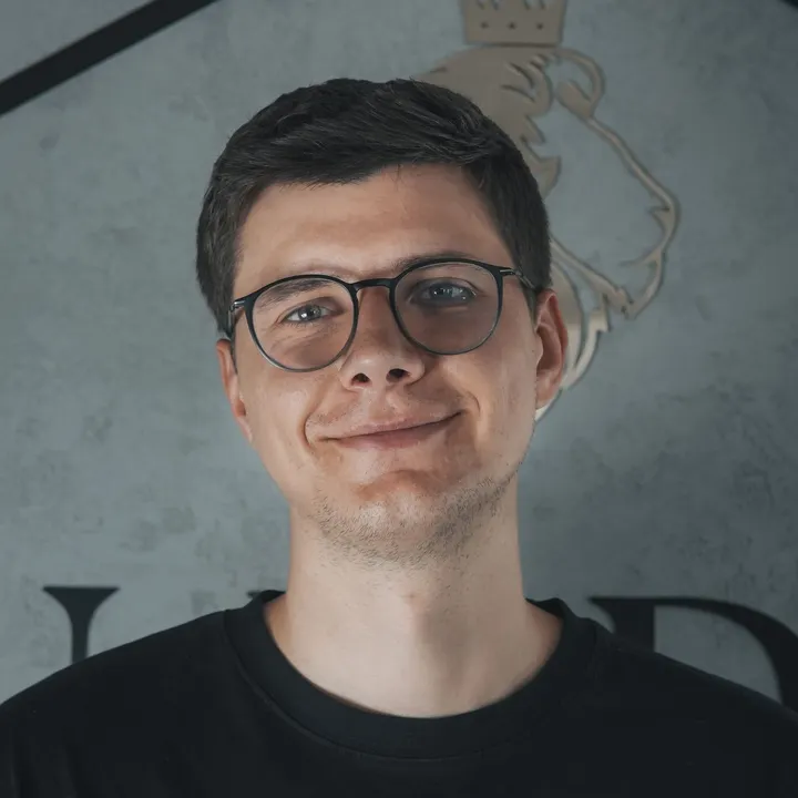 Hubert, Właściciel / barber