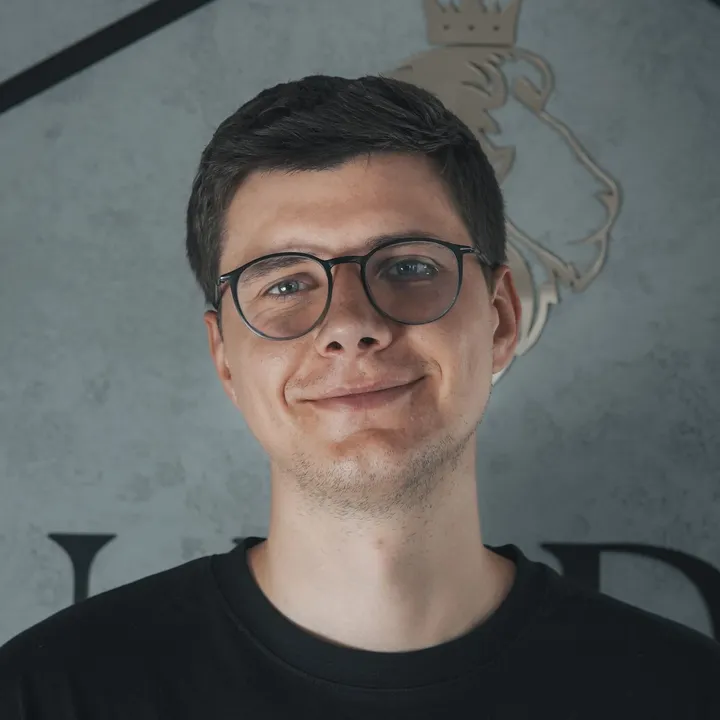 Hubert, Właściciel / barber